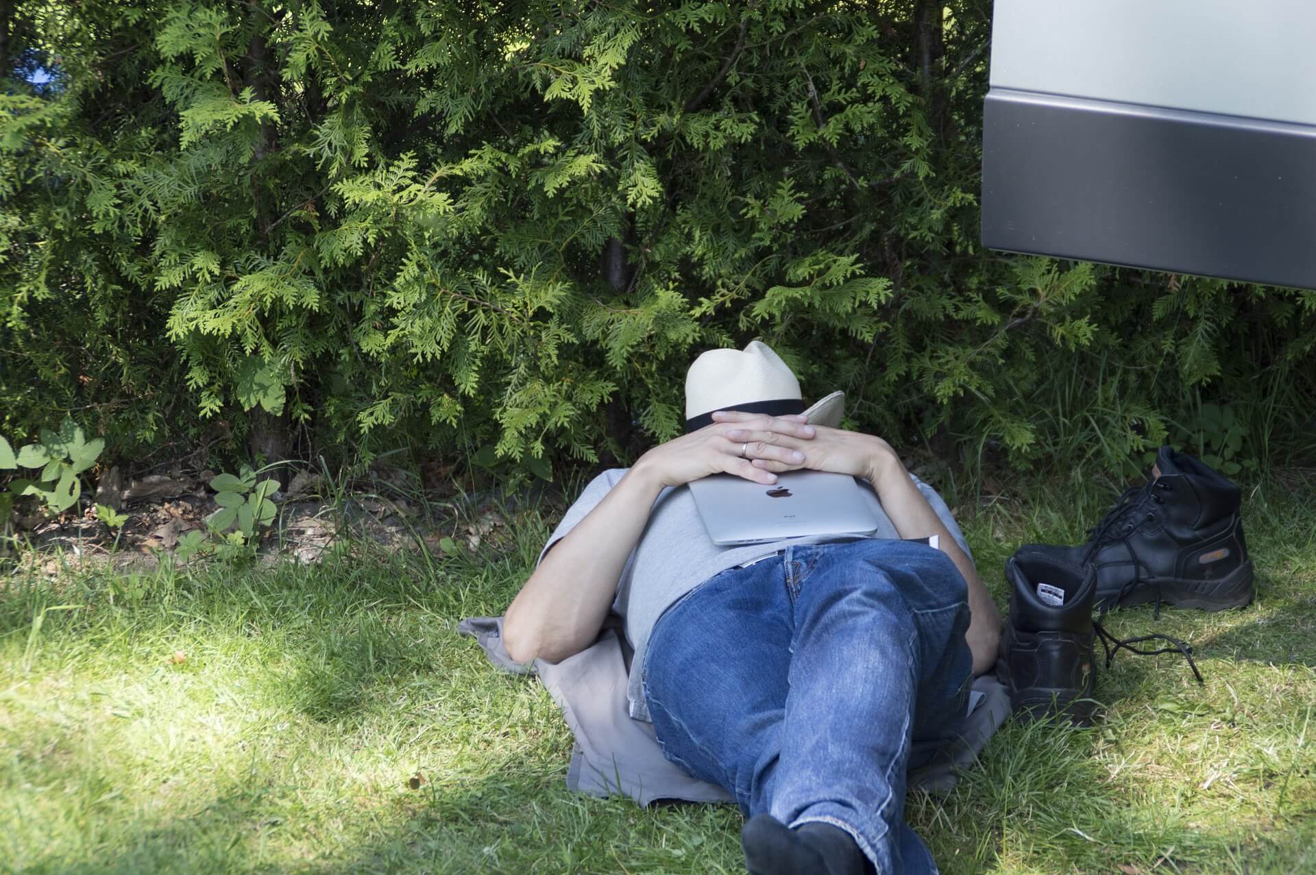 Schlafen am helllichten Tag: In Deutschland komisch beäugt, ist es in Spanien fester Bestandteil der Siesta-Kultur. Eine Reise rund um den Globus bietet Einblicke in unterschiedlichste Schlafkulturen. 